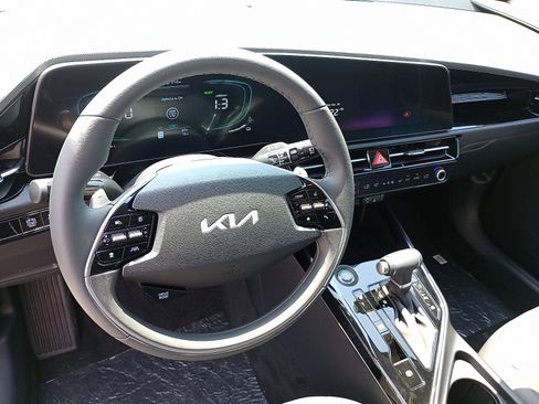 New 2025 Kia Niro EX image 9