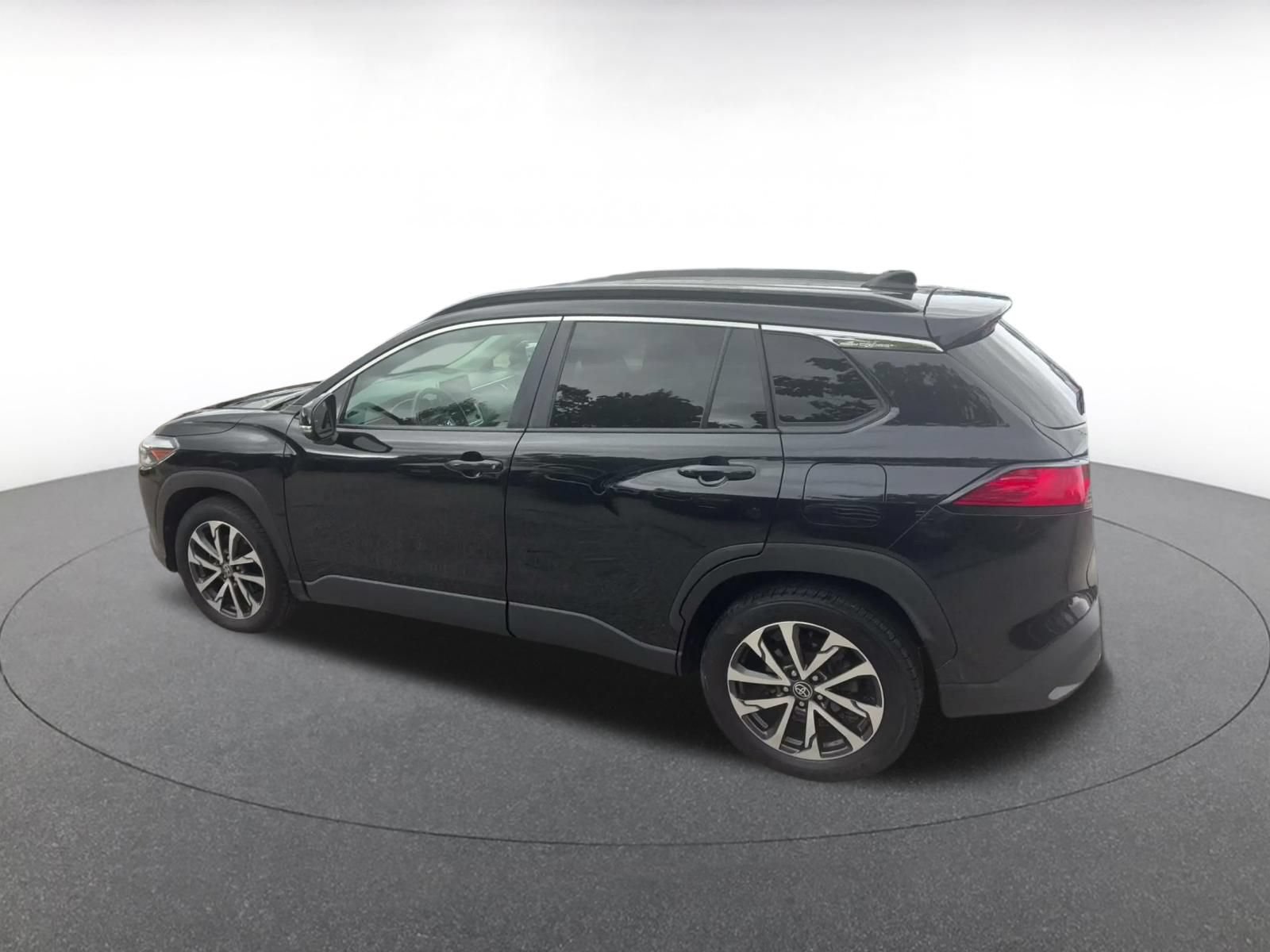 Used 2022 Toyota Corolla Cross XLE AWD/4WD image 9