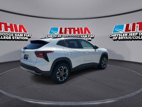 Used 2025 Chevrolet Trax LT w/ LT Convenience Package FWD image 8