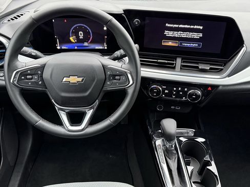 Used 2025 Chevrolet Trax LT w/ LT Convenience Package FWD image 12