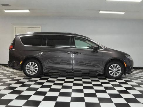 Used 2019 Chrysler Pacifica Touring-L FWD image 10
