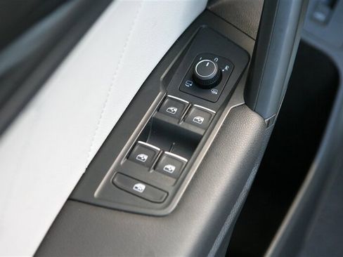 Used 2019 Volkswagen Tiguan S image 9