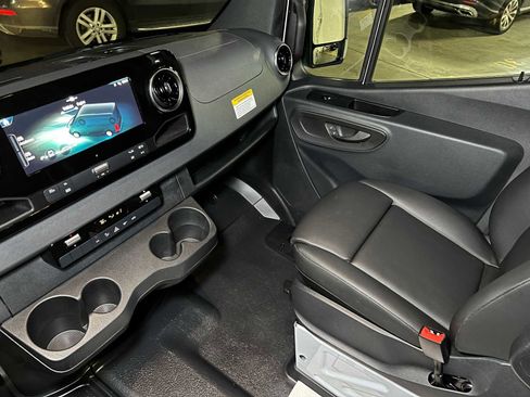 Used 2025 Mercedes-Benz Sprinter 2500 image 37
