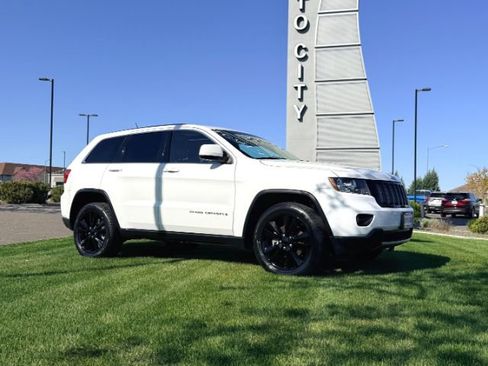 Used 2013 Jeep Grand Cherokee Altitude image 46