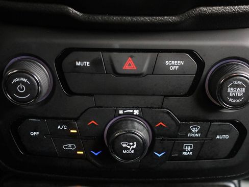 Used 2018 Jeep Renegade Latitude w/ UConnect 8.4 Nav Group FWD image 37