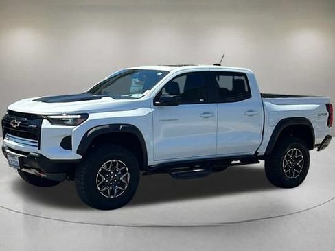 Used 2025 Chevrolet Colorado ZR2 w/ Technology Package AWD/4WD image 2