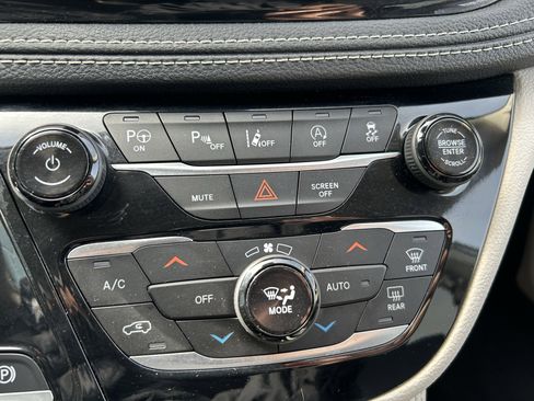 Used 2022 Chrysler Pacifica Limited w/ Uconnect Theater Family Group image 14