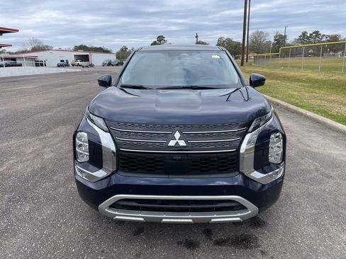 Used 2024 Mitsubishi Outlander SE image 2