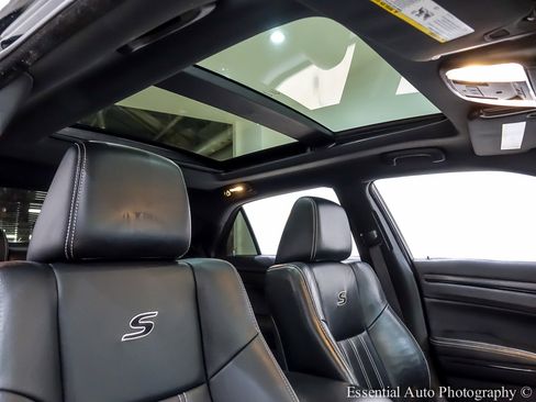 Used 2014 Chrysler 300 S image 33