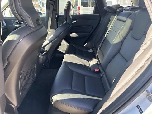 Used 2020 Volvo XC60 T5 Momentum image 13