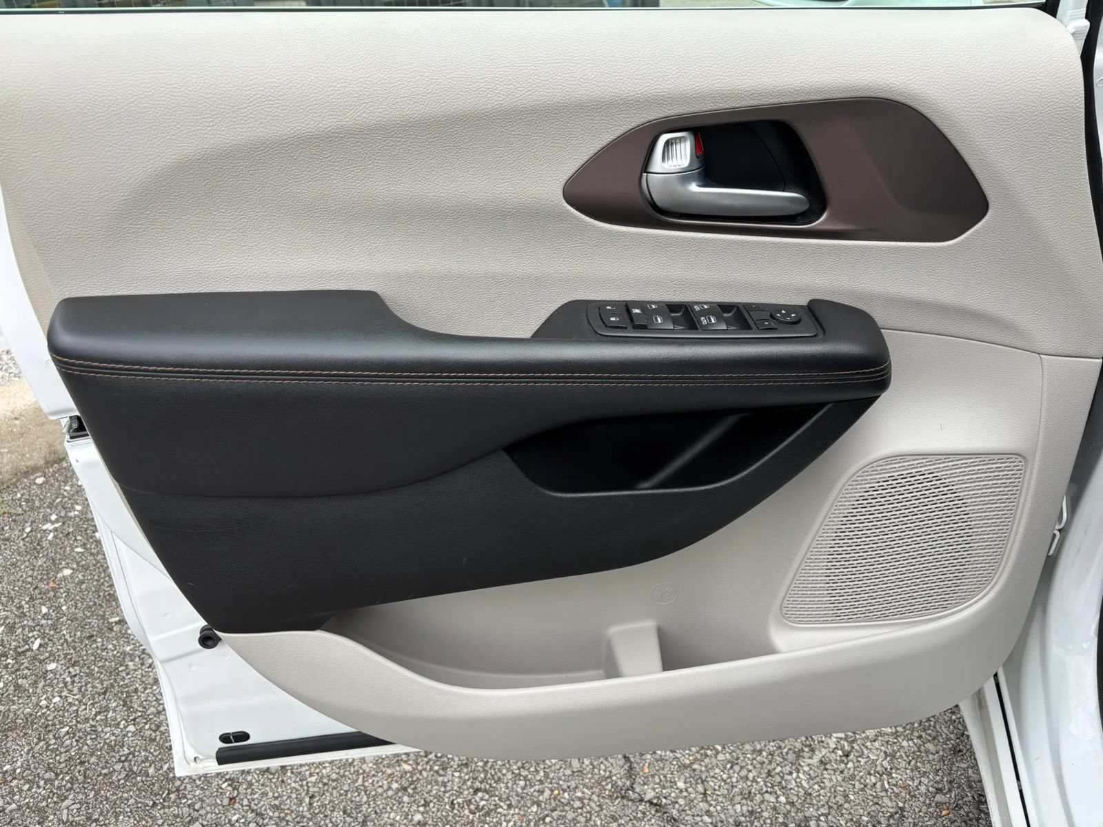 Used 2018 Chrysler Pacifica Touring-L FWD image 20