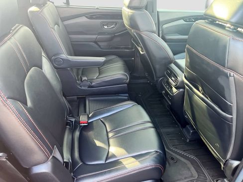 Used 2025 Honda Pilot TrailSport image 28