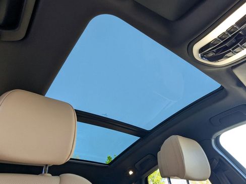 Certified 2025 Porsche Macan image 27