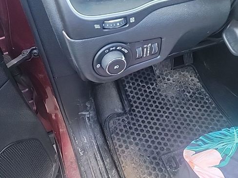 Used 2019 Jeep Cherokee Trailhawk w/ Cold Weather Group image 16