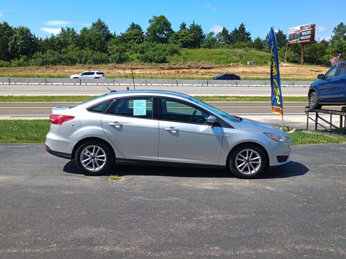 Used 2018 Ford Focus SE w/ Cold Weather Package FWD image 6