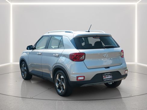 Used 2025 Hyundai Venue SEL FWD image 4