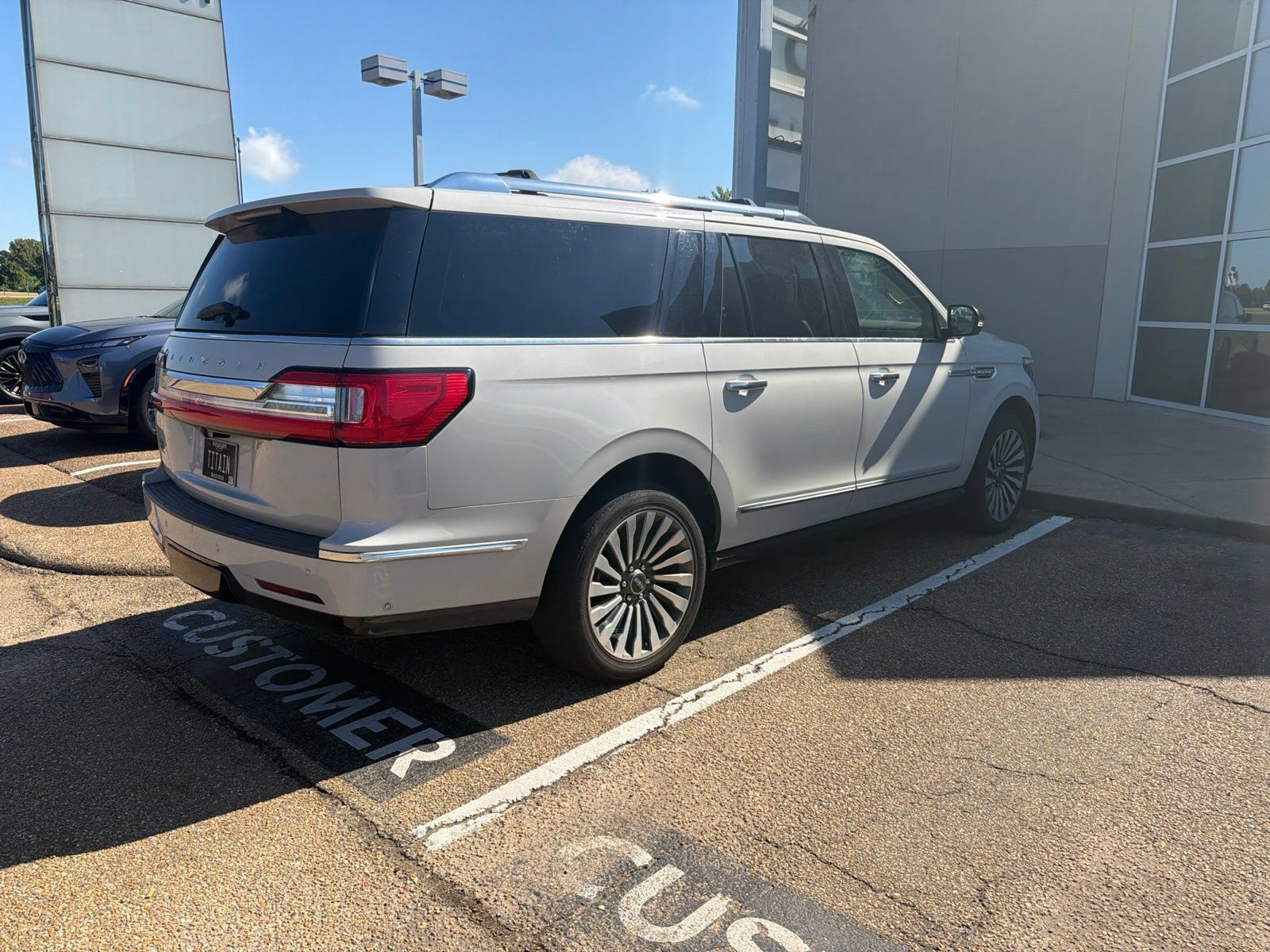 Used 2019 Lincoln Navigator L Reserve w/ Cargo Package AWD/4WD image 6