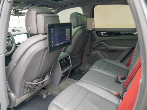 Used 2023 Porsche Cayenne image 24