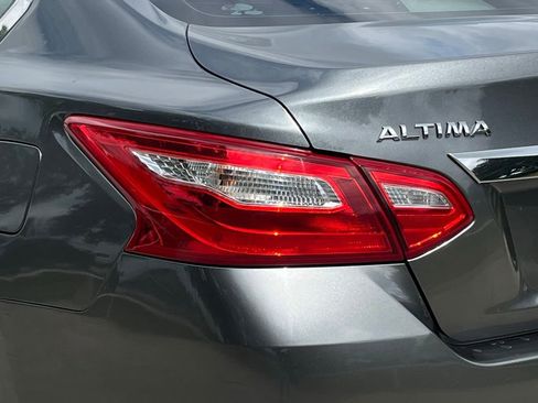 Used 2017 Nissan Altima 2.5 SL w/ Moonroof Package FWD image 12