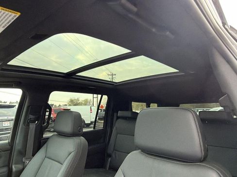 Certified 2024 Chevrolet Suburban Z71 w/ Luxury Package AWD/4WD image 15