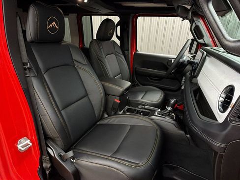 Used 2025 Jeep Wrangler Unlimited Sahara w/ Safety Group AWD/4WD image 40