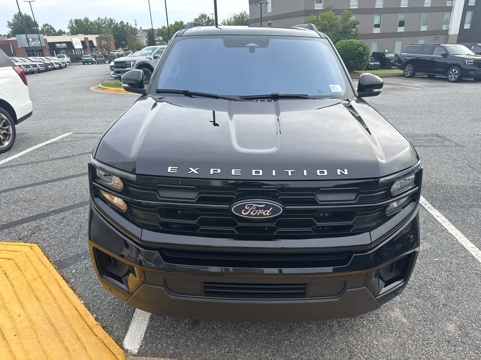 Used 2025 Ford Expedition Active RWD image 3