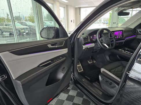 Used 2024 Volkswagen Atlas Peak Edition SE image 19