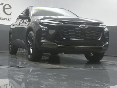 Used 2025 Chevrolet Trax ACTIV w/ Driver Confidence Package FWD image 3