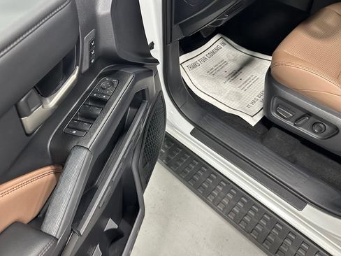 Used 2025 Toyota 4Runner Limited AWD/4WD image 9