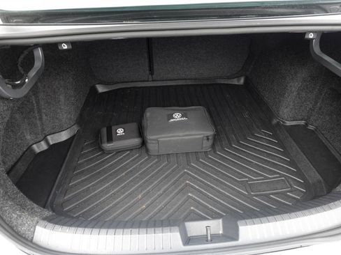 Used 2024 Volkswagen Jetta SE w/ Panoramic Sunroof Package FWD image 19