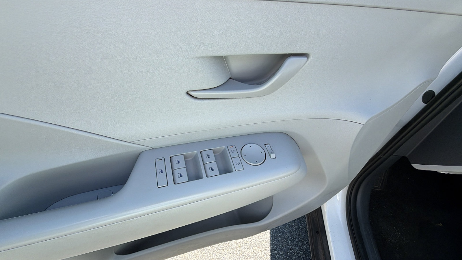 Used 2025 Hyundai Kona SEL AWD/4WD image 15