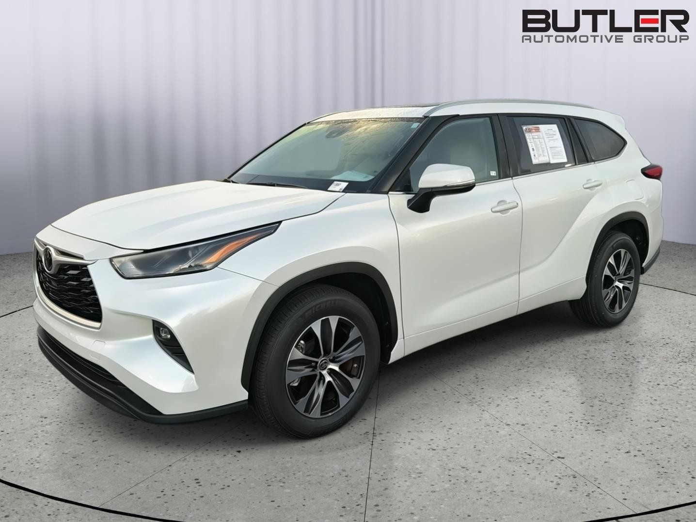 Used 2023 Toyota Highlander XLE FWD image 1