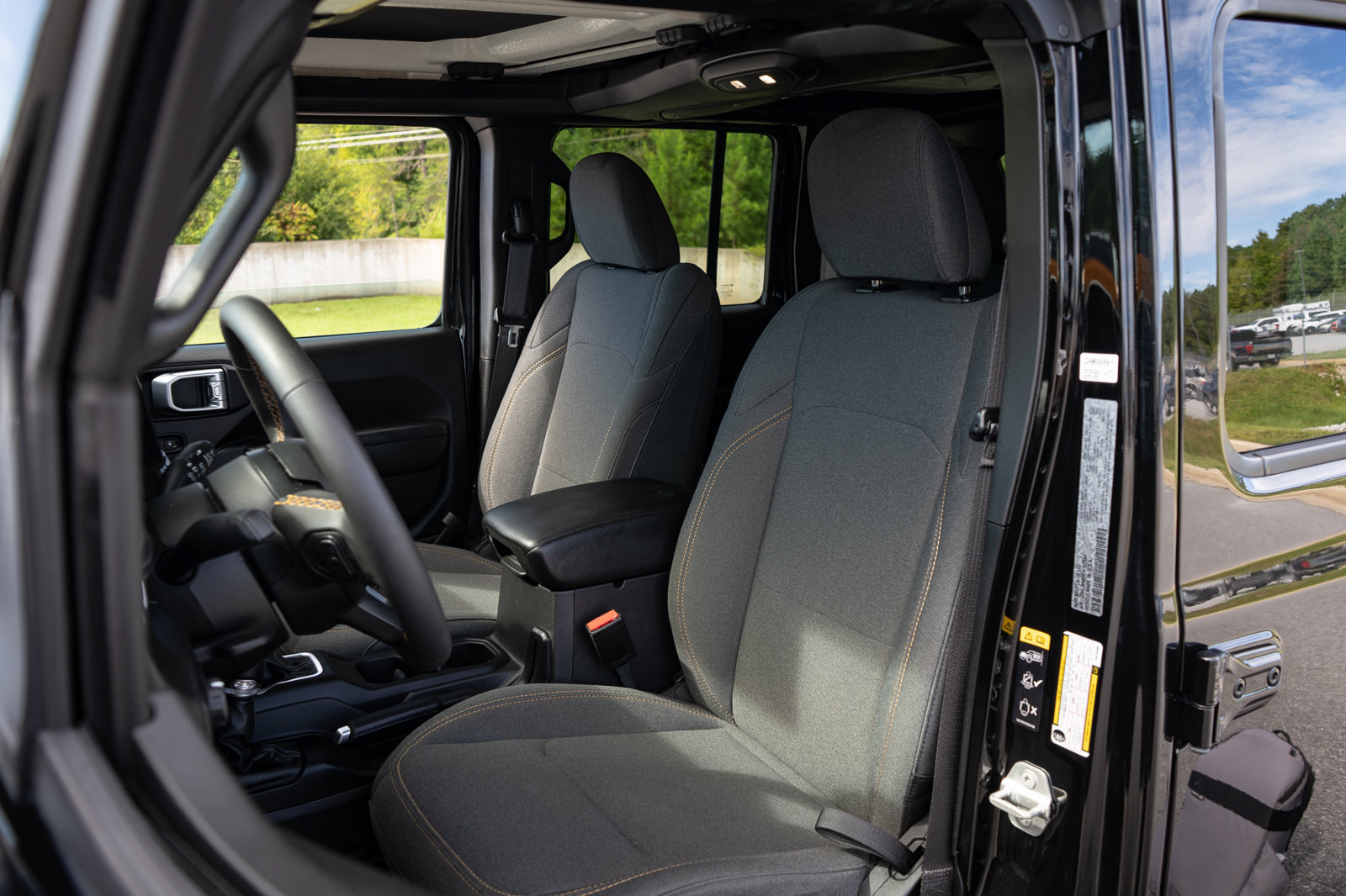 Used 2024 Jeep Wrangler Unlimited w/ Convenience Group AWD/4WD image 15