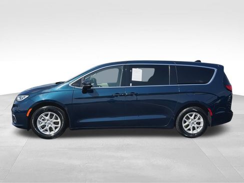 Used 2023 Chrysler Pacifica Touring-L FWD image 5