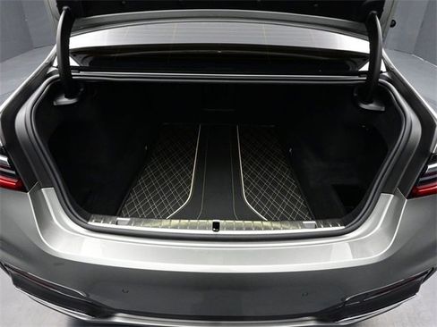 Used 2022 BMW 750i xDrive w/ Autobahn Package image 16