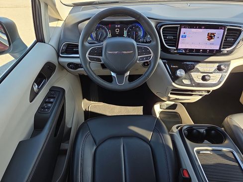 Used 2023 Chrysler Pacifica Touring-L image 13