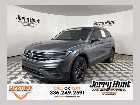 Used 2023 Volkswagen Tiguan SE w/ Panoramic Sunroof Package image 1