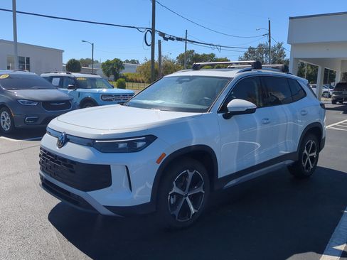 New 2025 Volkswagen Tiguan SE image 3