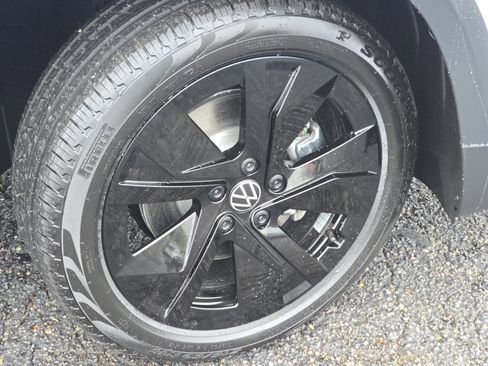 New 2026 Volkswagen Taos SE FWD image 14