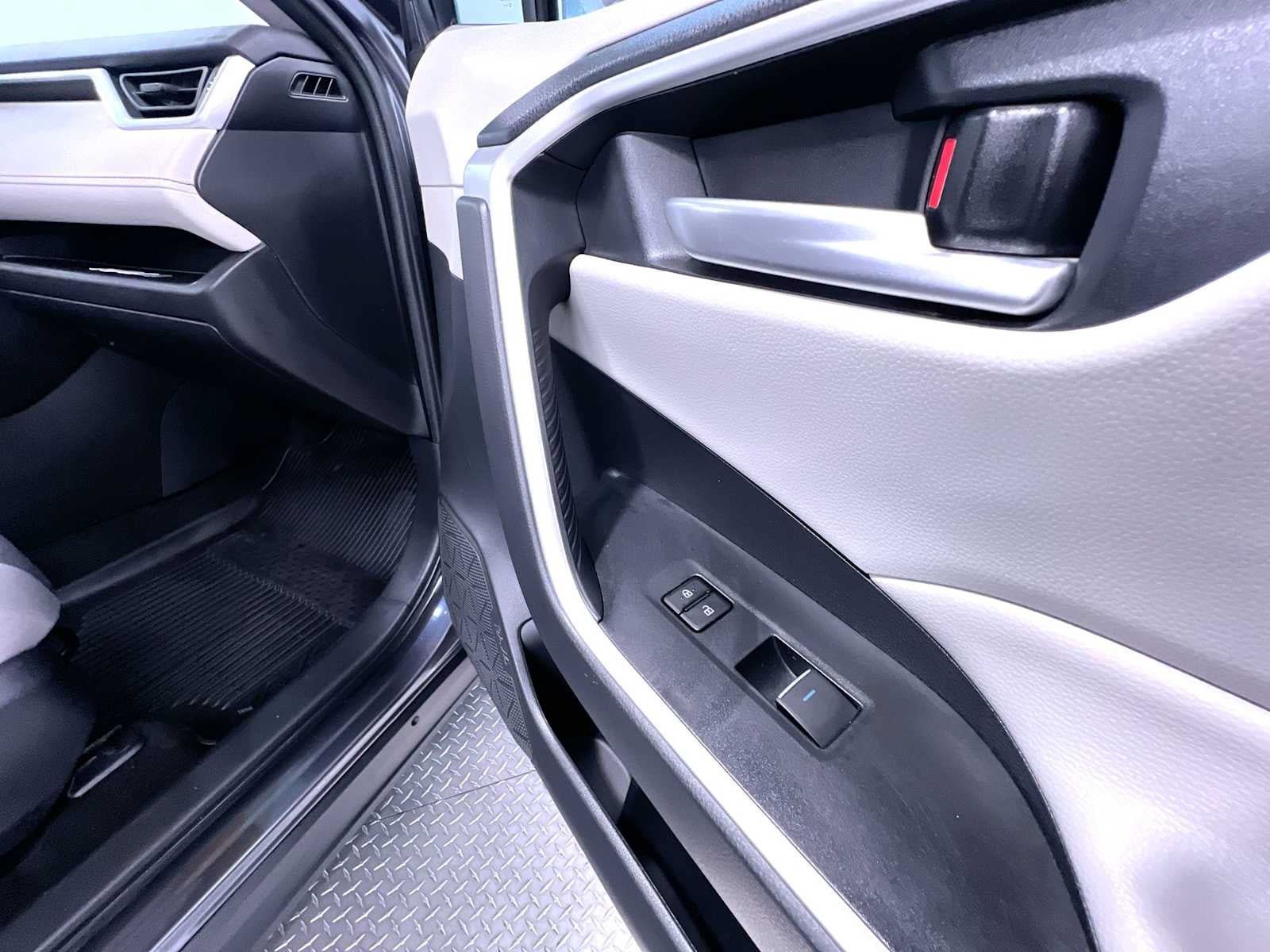 Used 2024 Toyota RAV4 XLE AWD/4WD image 35