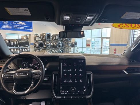 Used 2025 GMC Yukon XL Denali image 9