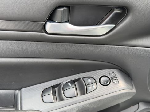 Used 2025 Nissan Altima 2.5 SV FWD image 15