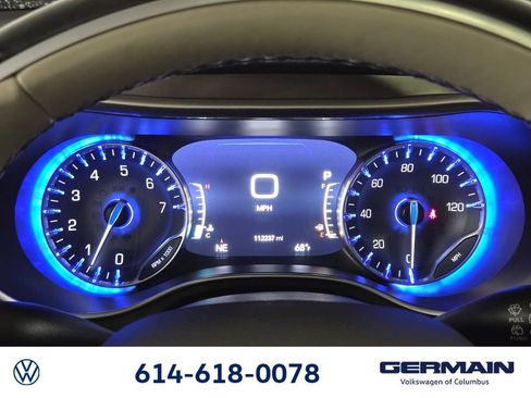 Used 2018 Chrysler Pacifica Limited w/ Tire & Wheel Group FWD image 27