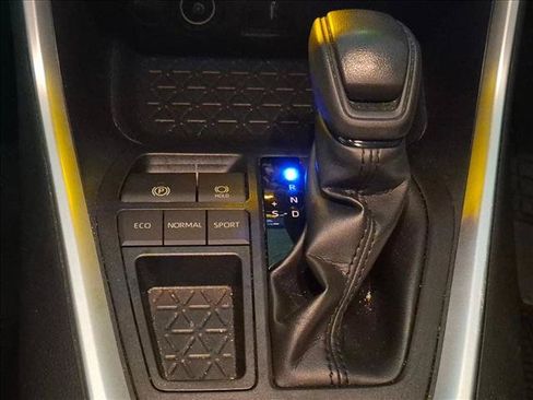 Used 2019 Toyota RAV4 XLE w/ Convenience Package FWD image 19