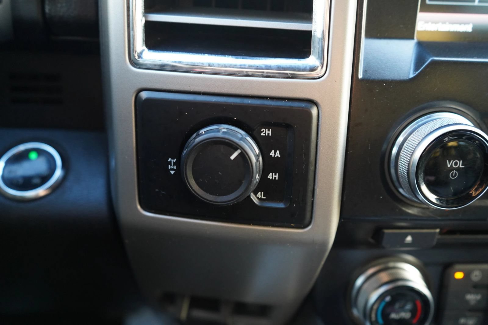 Used 2015 Ford F150 Lariat w/ Equipment Group 501A Mid AWD/4WD image 29