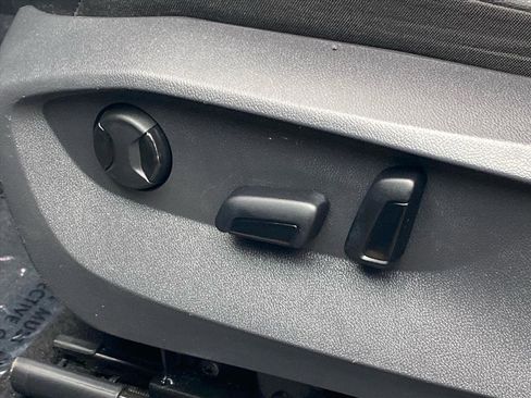 Used 2023 Volkswagen Tiguan SE w/ Panoramic Sunroof Package image 14