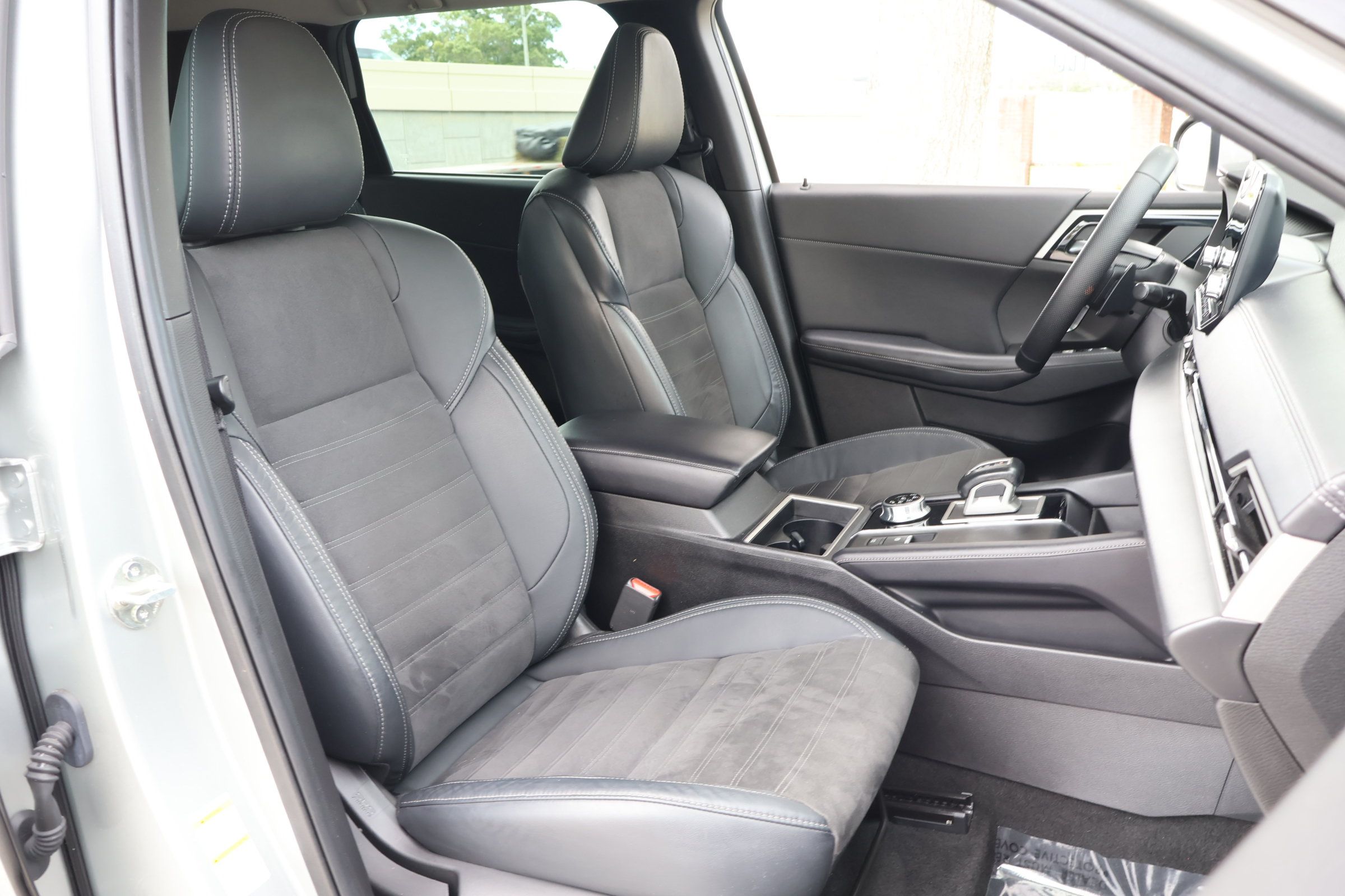 Used 2023 Mitsubishi Outlander SE FWD image 23