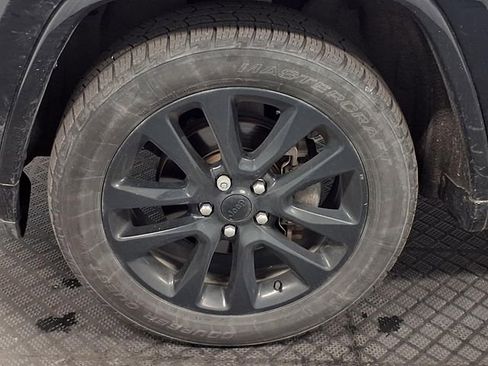 Used 2018 Jeep Grand Cherokee Altitude AWD/4WD image 13
