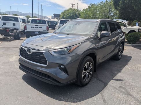 Used 2023 Toyota Highlander XLE AWD/4WD image 10