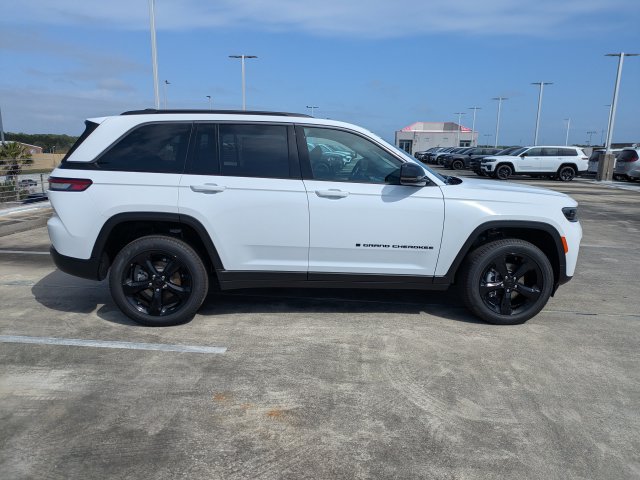 New 2026 Jeep Grand Cherokee Limited w/ Limited Altitude Package RWD image 3
